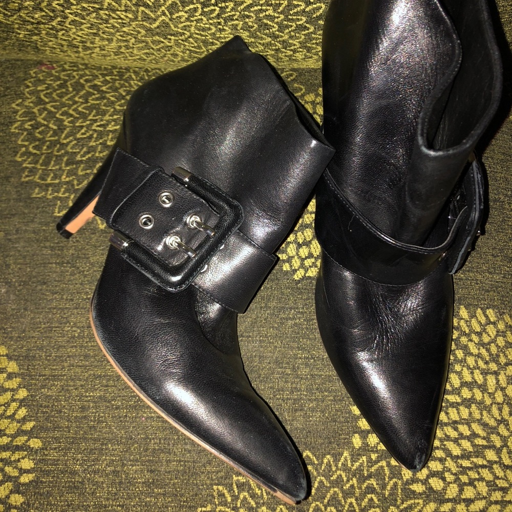Gently worn 9 west black boots with a side buckle